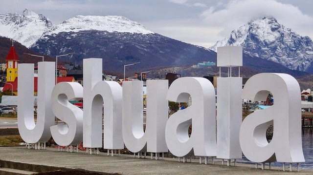 Ushuaia, a cidade mais meridional do mundo é um dos destinos fenomenais do mundo. Sua magia, suas histórias e as suas belezas naturais se combinam para fazer desse destino um dos mais desejados do planeta.  É o porto mais próximo da Antártida, que evidentemente se transforma naturalmente na porta de entrada mais transitada ao Continente Branco, por onde passam cerca de 95% do turismo antártico.