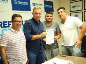 Prefeito Gean Loureiro assina ordem de serviços-Divulgação Folha de Santa Catarina