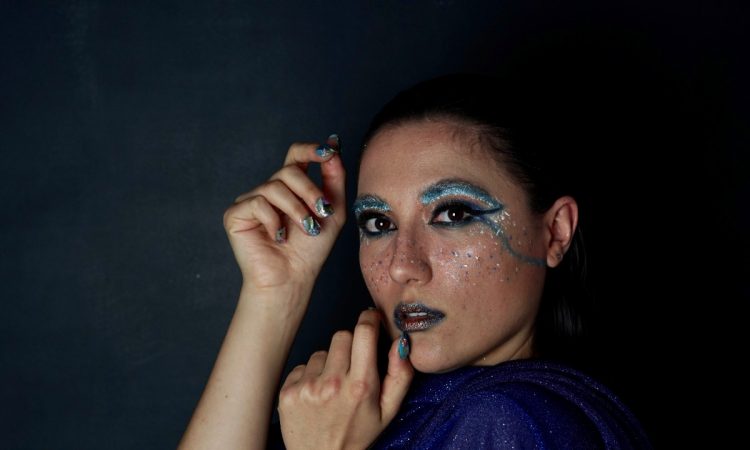 Após uma crise, cantora Louise Enricone lança single sobre ansiedade e depressão em referência ao Setembro Amarelo