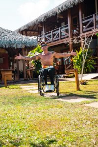 Atleta paralímpico Fernando Fernandes aprova acessibilidade do hotel Vila Aty