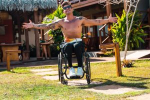 Atleta paralímpico Fernando Fernandes aprova acessibilidade do hotel Vila Aty