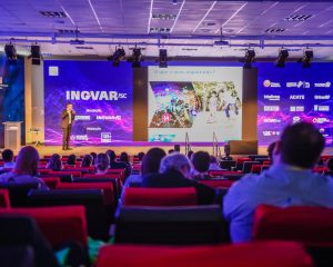 Nos dias 28 e 29 de novembro, Florianópolis sediará a décima edição do Inovar SC, evento que reúne líderes empresariais em palestras e debates sobre inteligência artificial, inovação, negócios e empreendedorismo.