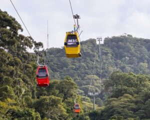 Parque Unipraias reabre com bondinhos aéreos modernizados