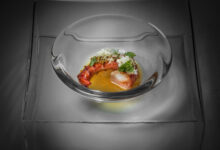 Restaurante Manu celebra 15 anos com menu inédito que transforma histórias, viagens e ingredientes em experiências gastronômicas