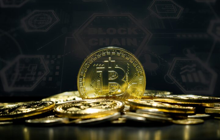 Comprar e vender criptomoedas no Brasil: guia explica regras, riscos e boas práticas para iniciantes