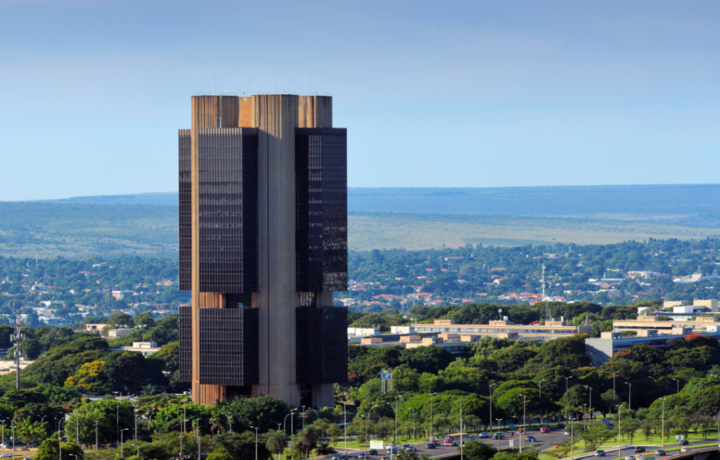 Queda dos juros muda estratégia das empresas e amplia espaço para investimentos, avalia especialista