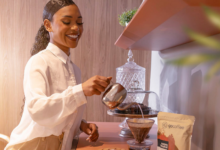 Café especial sai das cafeterias e ganha espaço na rotina dentro de casa