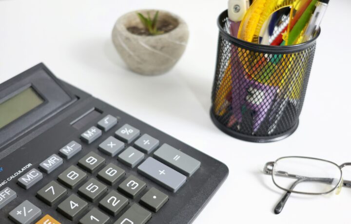 Metade dos brasileiros gastou mais do que planejava; curso gratuito ensina a organizar a vida financeira